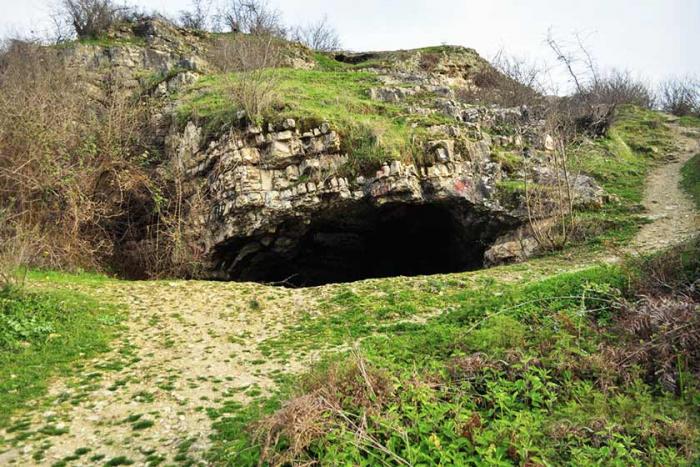 غار هوتو و غار کمربند در کجاست؟